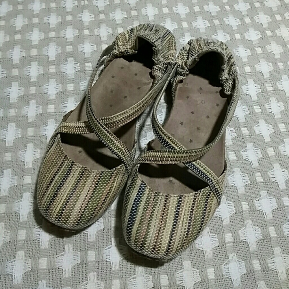 New Ahnu Flats sz 8